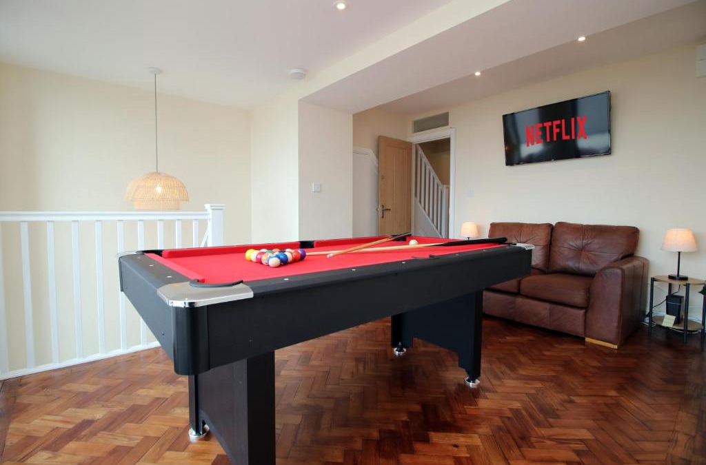 Penarth House | LUXURY 4 Bedroom 4 Ensuite Home in Penarth (Pool Table Games Room & BBQ Garden) with Sea Views