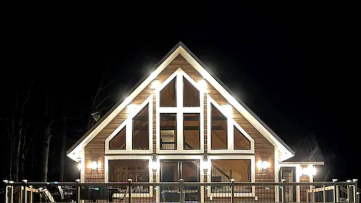 Boyne Falls Cabin | Luxury 4 bedroom Cabin on 40 Acres Ski-Hike
