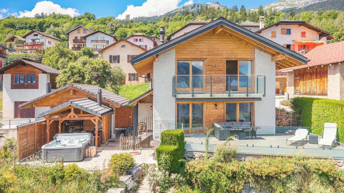 Randogne Ski Chalet | Luxury 4-Bedroom Chalet with Hot Tub & Game Room in Crans-Montana