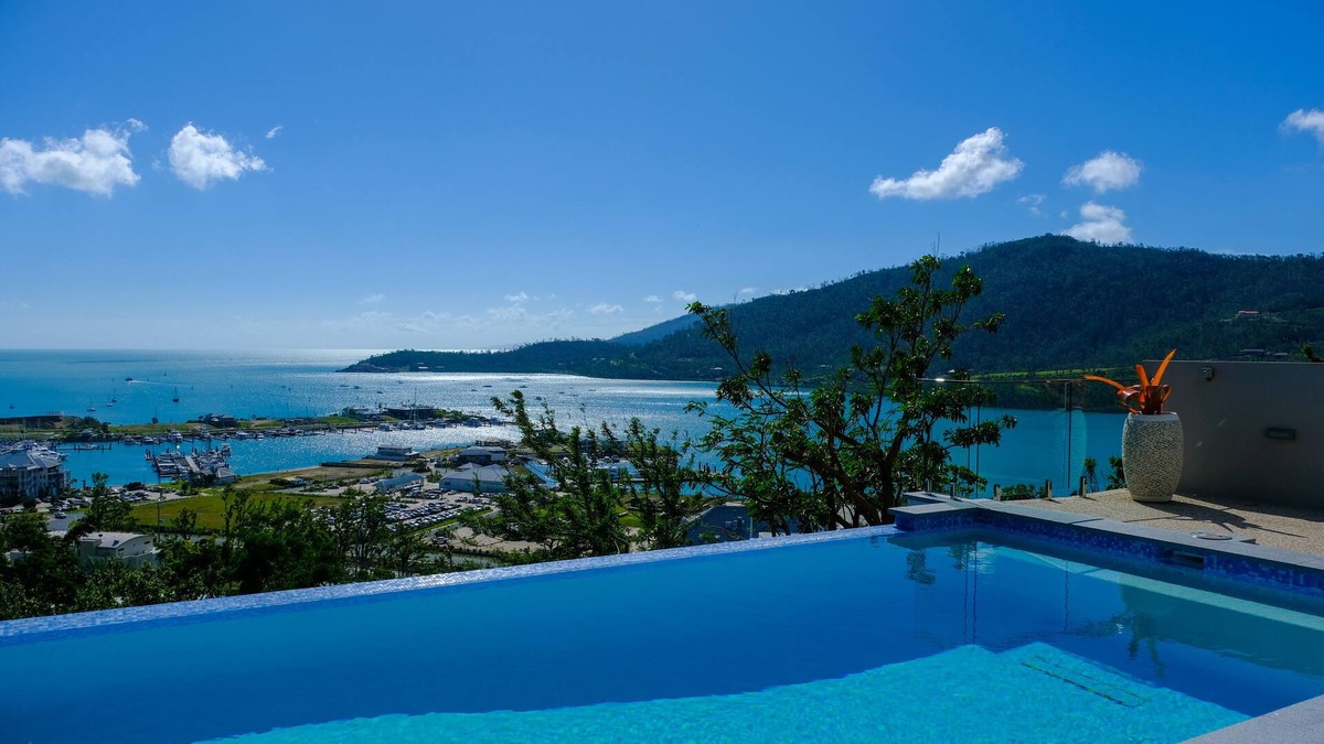 Airlie Beach House | Luxury 4 bedroom holiday home with panoramic views in Airlie Beach