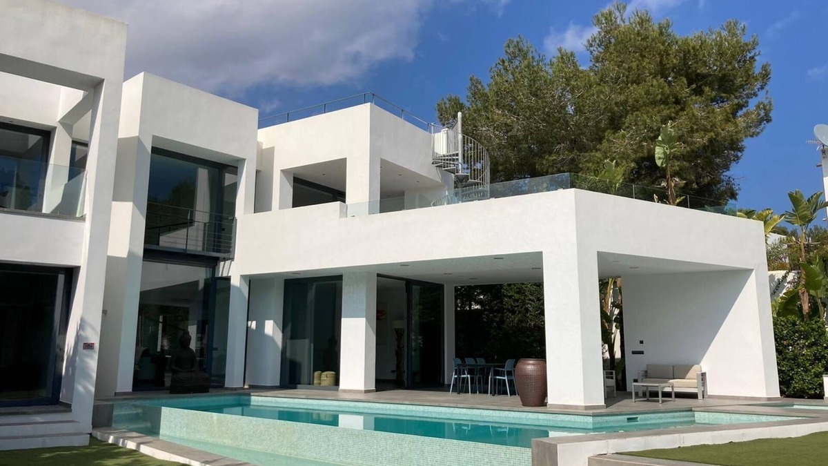 Cala Llenya Villa | Luxury 4-Bedroom Villa, 1 Min to Beach - Ideal for Families, Couples & Friends