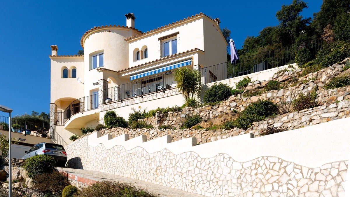 Calonge Villa | Luxury 4 Bedroom Villa With Heated Pool & Jacuzzi - Fantastic Sea Views