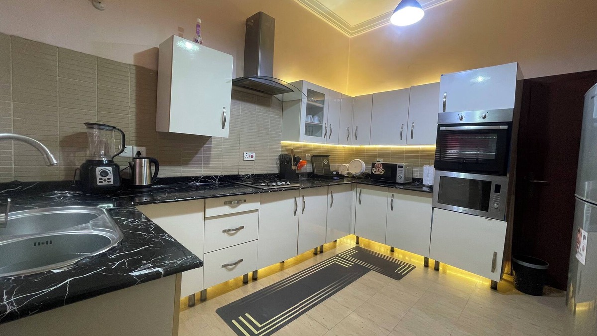 Lagos House | Luxury 4 BR Apt w Parking, Hot Tub, Magodo Estate