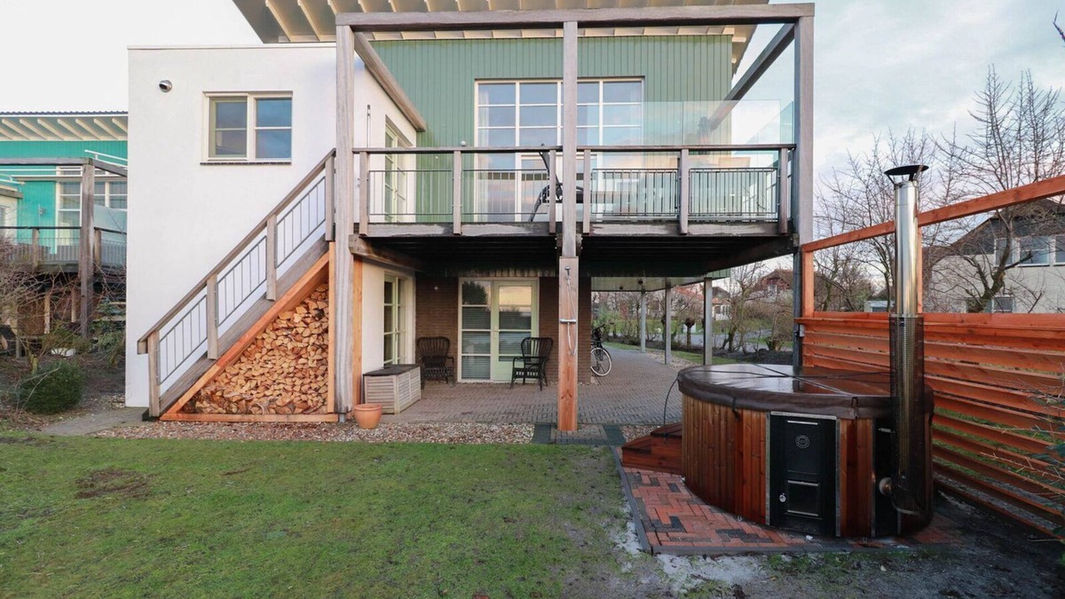 Makkum Cabin | Luxury 4-person beach villa with hot tub, whirlpool, and cozy fireplace at Beach Resort Makkum, right on the beach of the IJsselmeer.