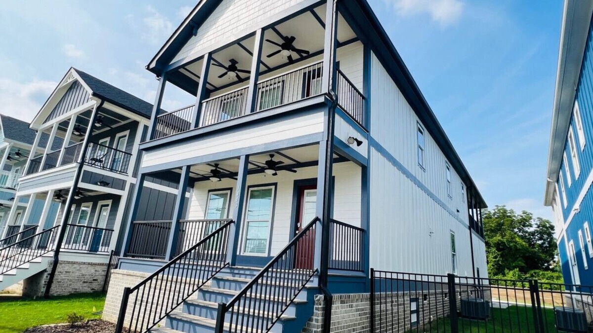 Augusta House | Luxury 4B/4.5b Home, EV Charger, deck by MCG #10