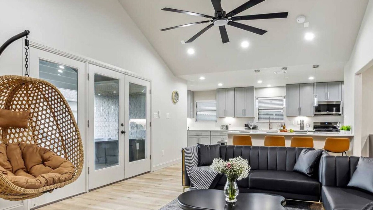 Westbury House | Luxury 4Bd 2Ba w Hot-Tub & Cinema Room - 14 guest