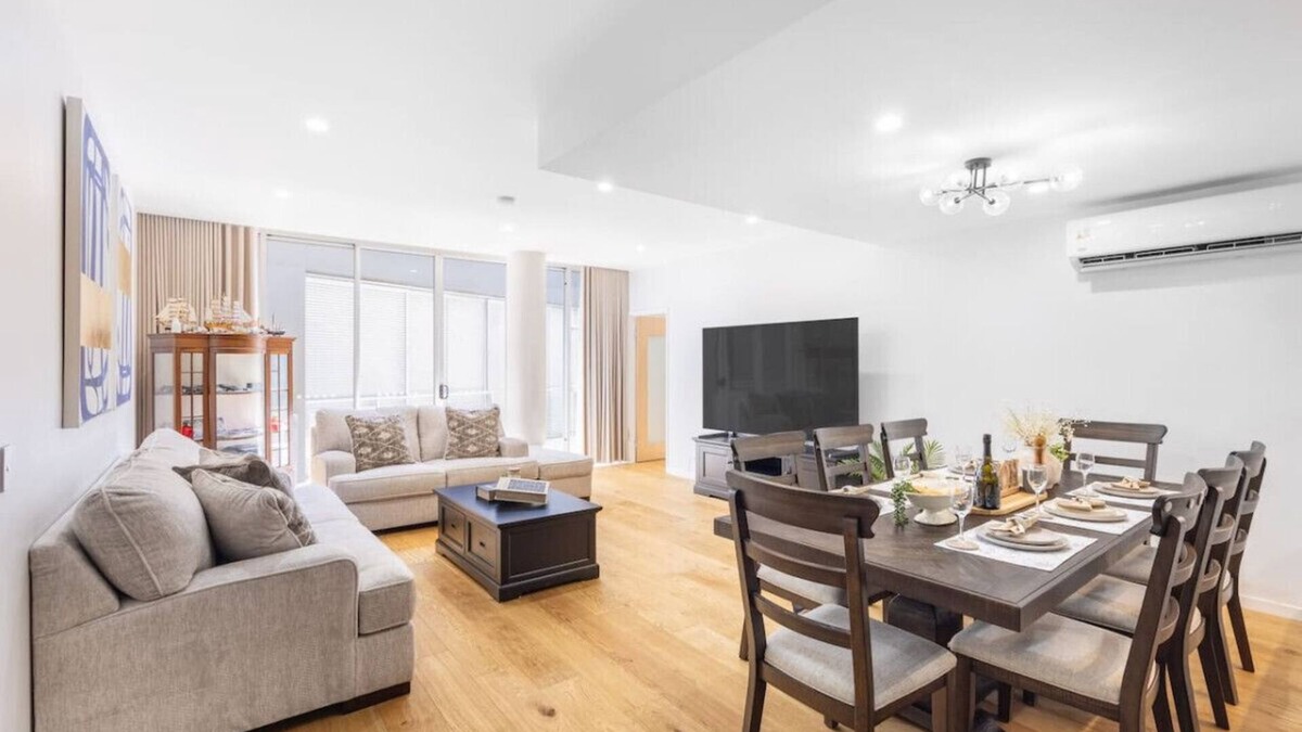 Fortitude Valley Apartment | Luxury 4BR Cozy Home Pool/Gym/Sauna/wParking @ CBD