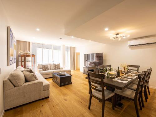 Fortitude Valley Apartment | Luxury 4BR Cozy Home Pool, Gym, Sauna, wParking at CBD