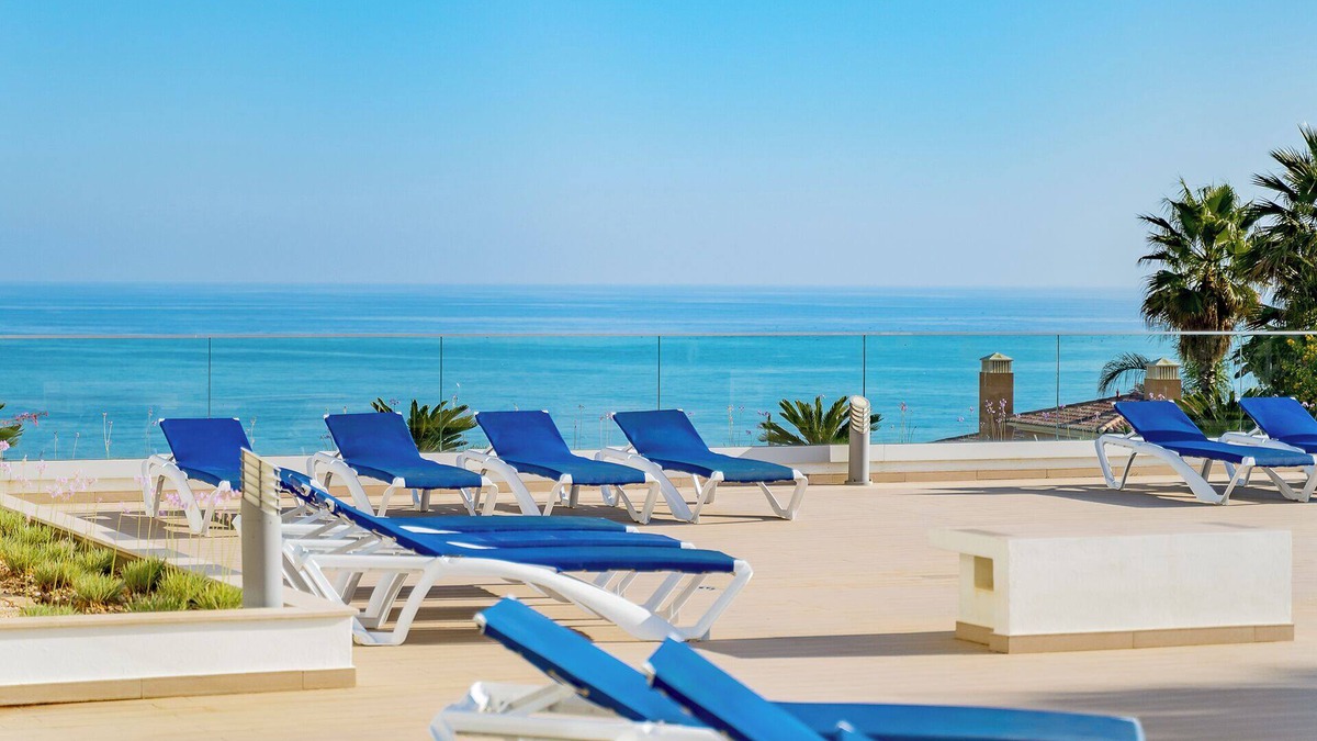 Porto de Mos Apartment | LUXURY 5* APARTMENT - DIRECT POOL ACCESS & NEXT TO PORTO DE MOS BEACH LAGOS