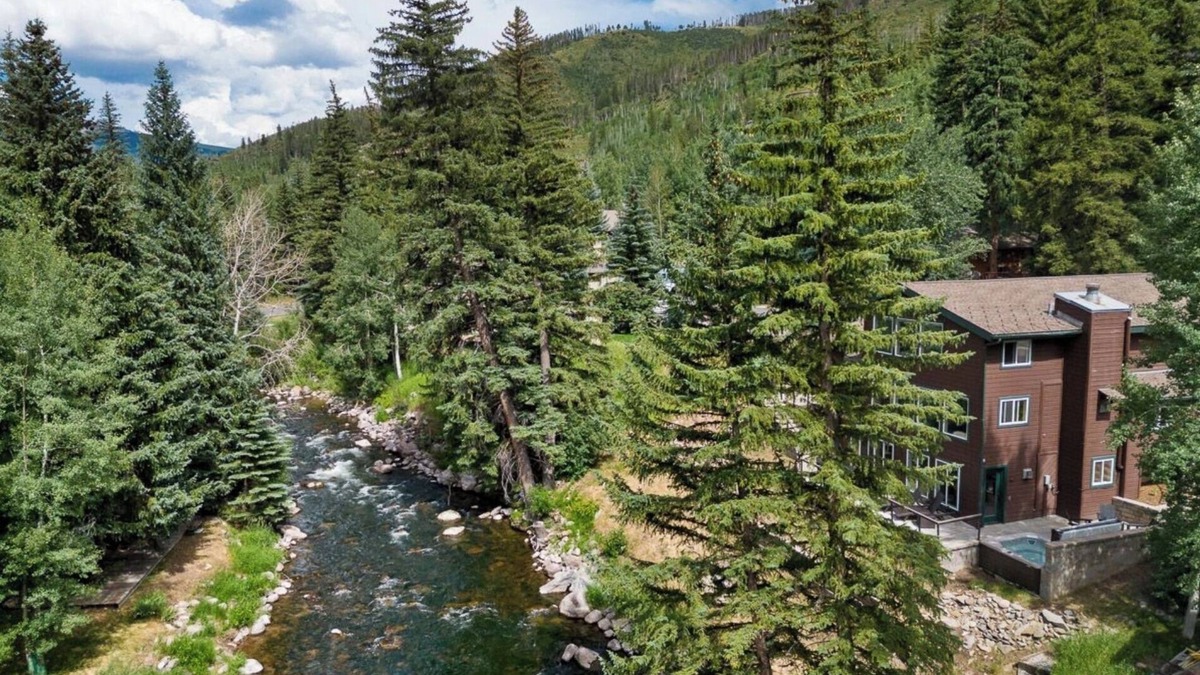 Vail House | Luxury 5 bd 3,100 sq ft home on the river-3 min walk to free shuttle w/hot tub