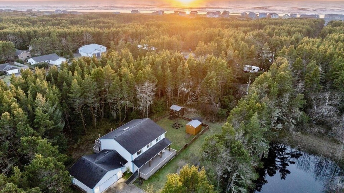 Westport House | Luxury 5 bdrm | lighthouse view | dog friendly, ADA accessible