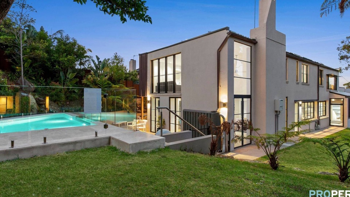 Balgowlah Heights House | Luxury 5 Bed House with Beach Trails and Pool