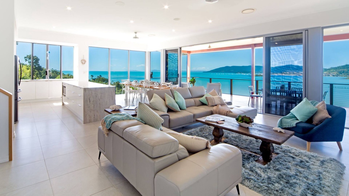 Airlie Beach House | Luxury 5 bedroom holiday home with private pool and ocean views