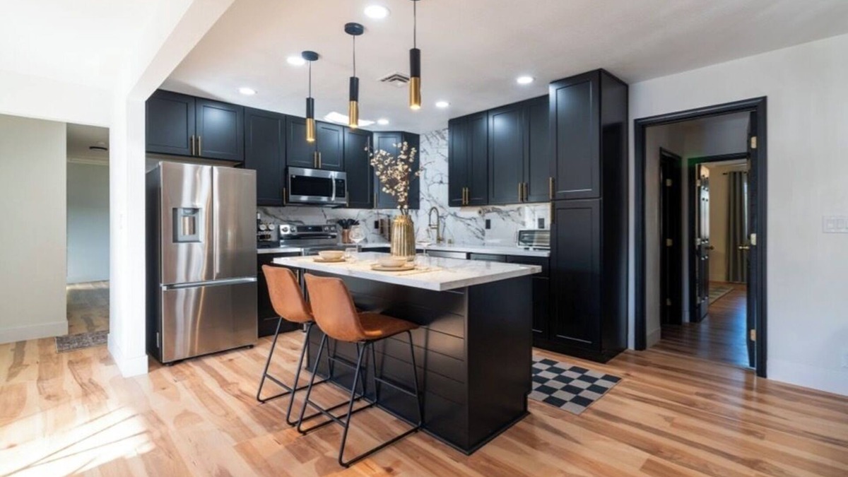 Rancho Oakey House | Luxury 5-bedroom house in historic DTLV with hot tub, peloton and record player