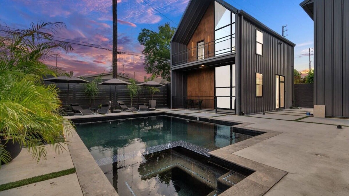 South Central Houston House | Luxury 5-Bedroom Oasis in Houston