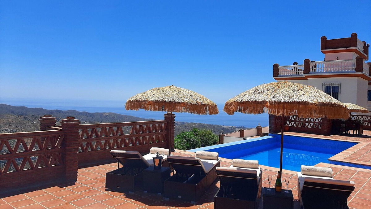 Moclinejo Villa | Luxury 5 Bedroom Seaview Villa with Private Pool sleeps up to 12