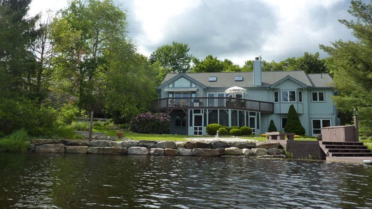 Pocono Pines House | Luxury 5-BR LAKEFRONT Home with hot tub!