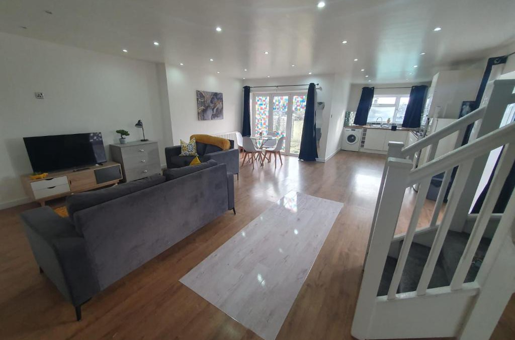 Luton Apartment | Luxury 5 - Spacious Contractor's Delight with 4 Bedrooms and Ample Driveway Parking