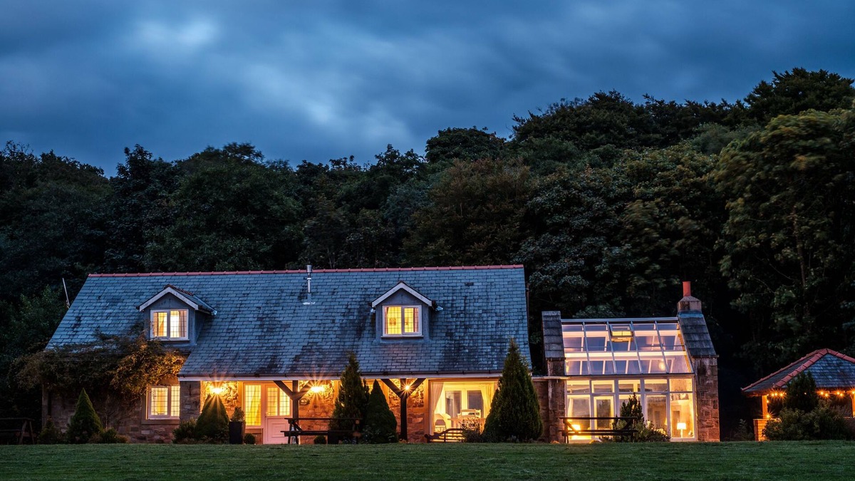 Knott End-on-Sea Cottage | Luxury 5 star cottage with 7 bedrooms and hot tub