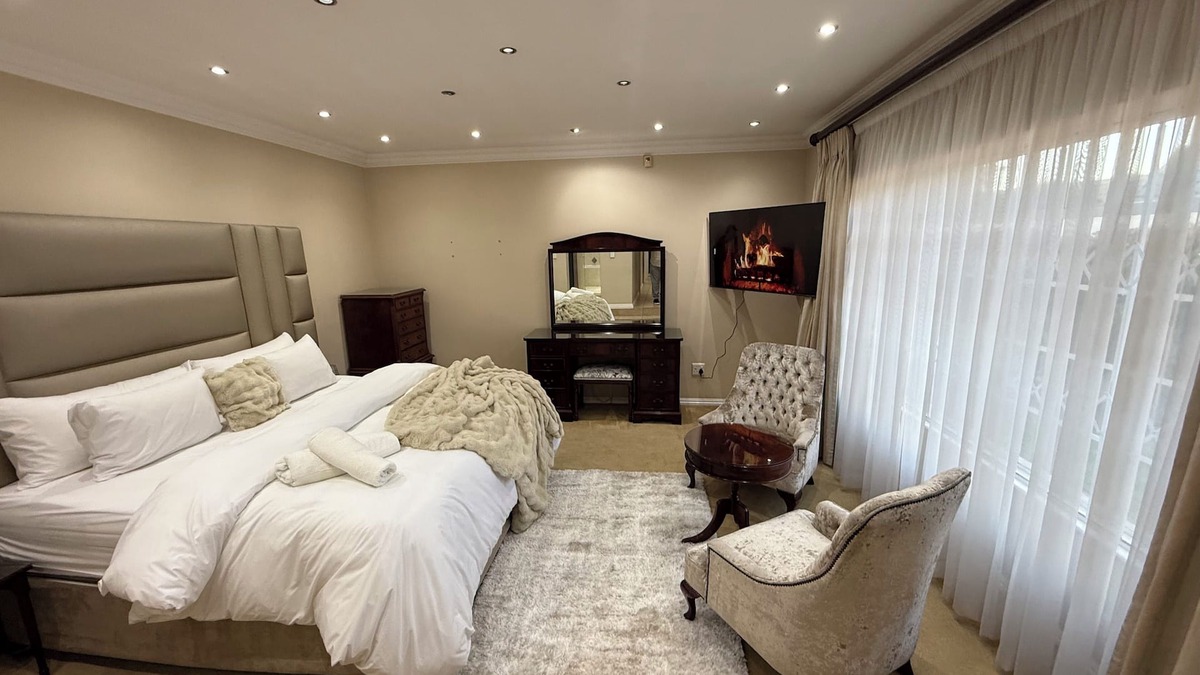 Bedfordview House | Luxury 5BR Home w/Pool Full Kitchen Generator Perfect for Getaways/Group Stays
