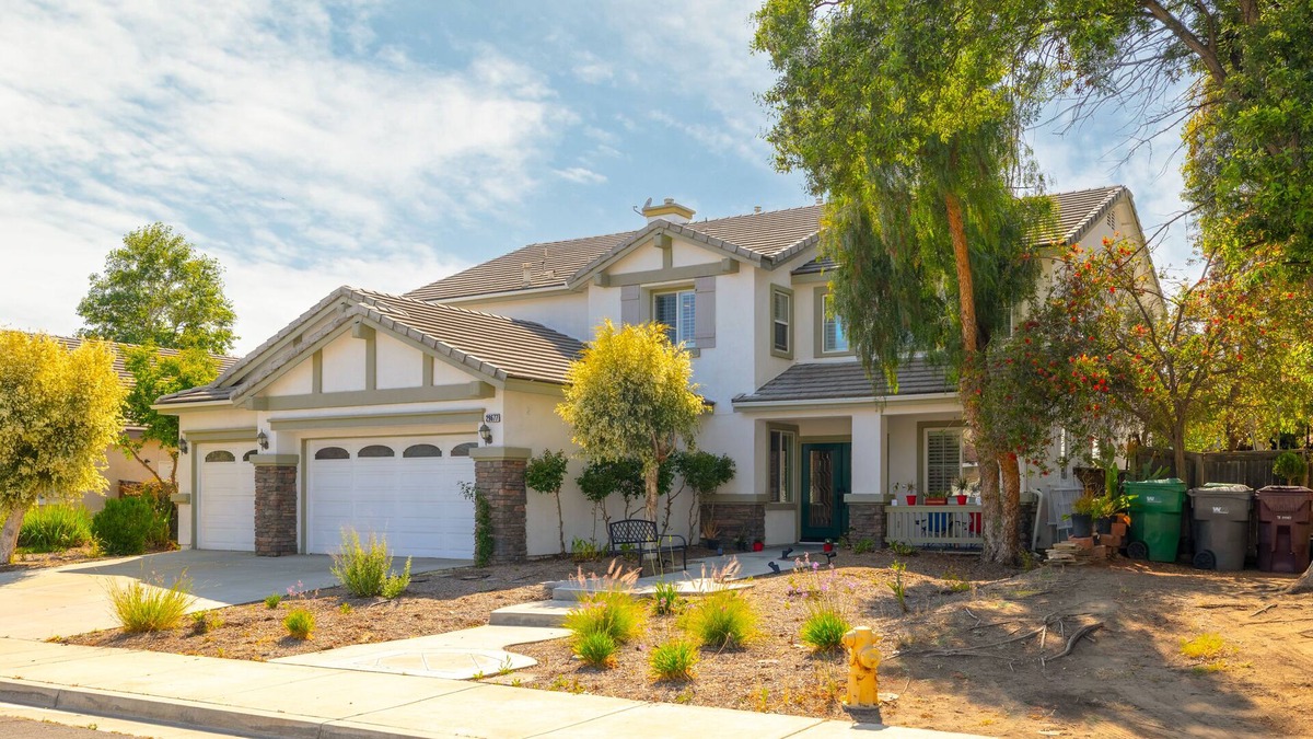 Menifee House | Luxury 6-Bedroom Home w Large 3-Cars Garage & Spacious Yard