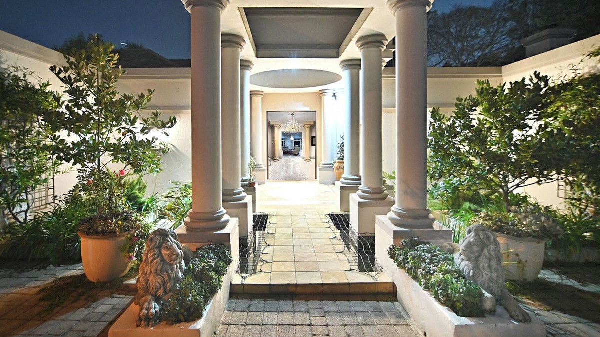 Greater Johannesburg Metropolitan Area Villa | Luxury 6-bedroom villa in Hyde Park Sandton