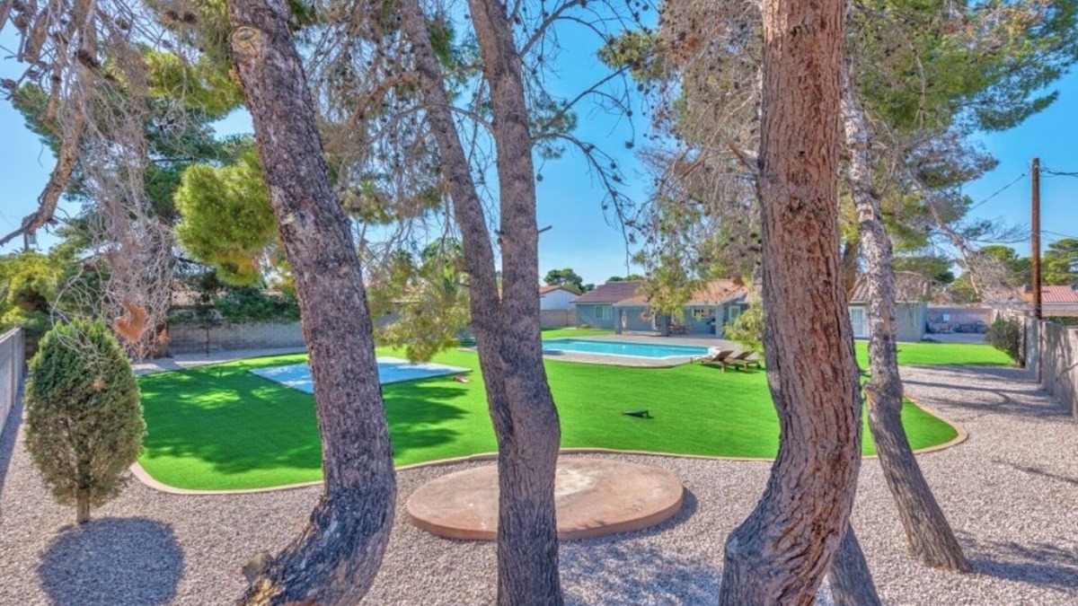 Paradise Villa | Luxury! 6-Bedrooms Modern, Central, big pool & Yard.