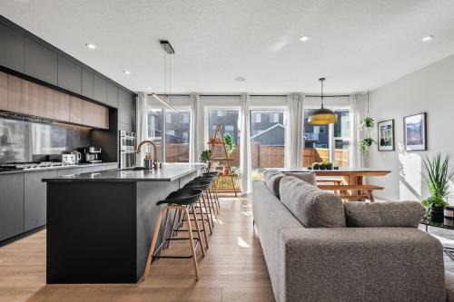 Calgary House | Luxury 7 Bedroom House with Karaoke Sound System and 100 Inch Projector