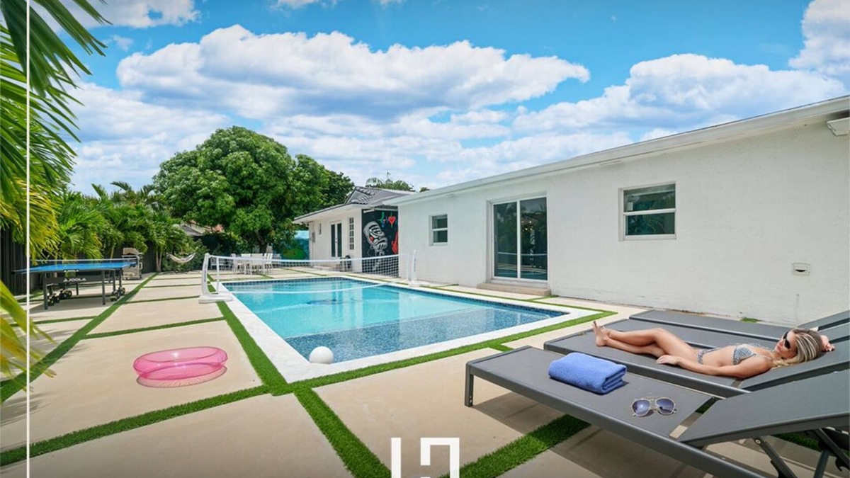 Kendale Lakes House | Luxury 7BR Retreat w/Games, Pool & Mini Golf
