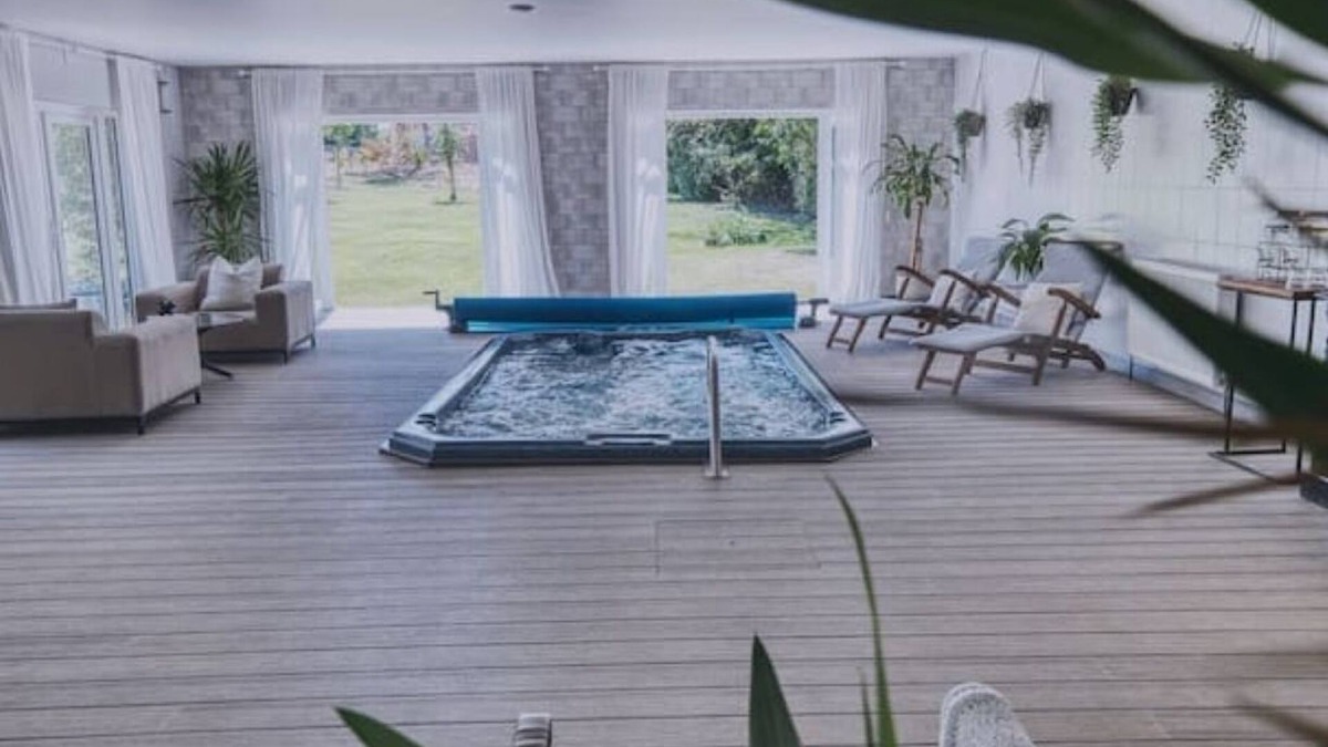 Earls Barton House | Luxury 8-Bed Country Retreat with Private Spa – Sleeps 16