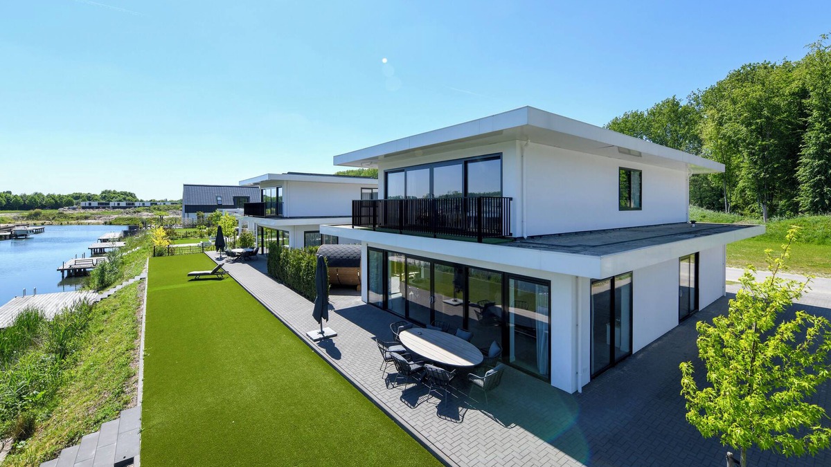 Zeewolde House | Luxury 8-person villa by the water with private jetty, hot tub and Finnish sauna. Perfect for a relaxing stay!