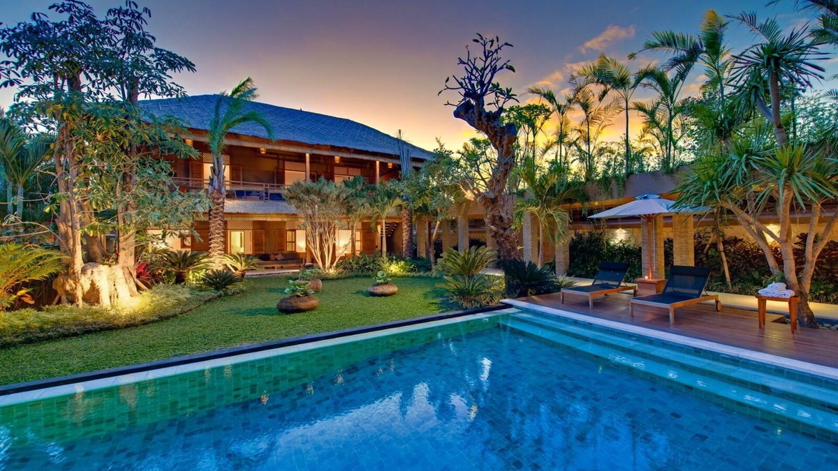 Laksmana Villa | Luxury 9BR Villa By The Beach, Seminyak! - W/Large Swimming Pool & Pool Table!