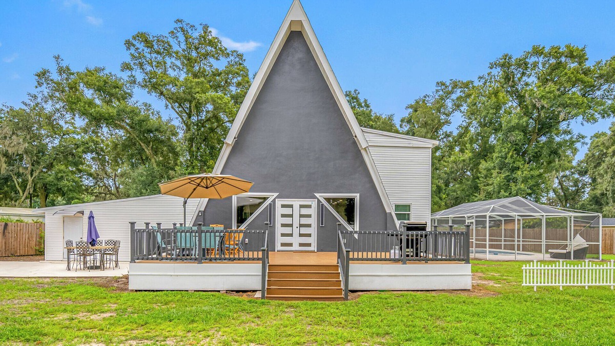 Thonotosassa House | Luxury A-Frame Escape: 6BR, 4BA, Pool, Pickleball, Cinema & Ultimate Relaxation!