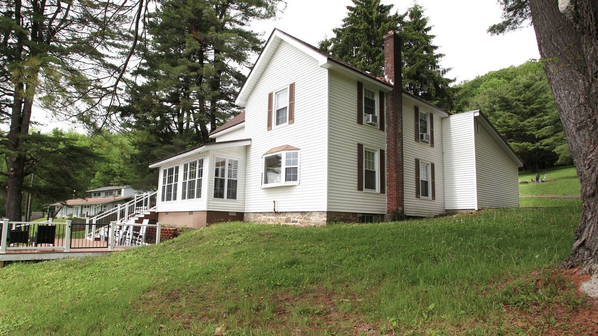Cooperstown - Otsego Lake House | Luxury accommodation overlooking Lake Otsego with private waterfront. 11 rooms.