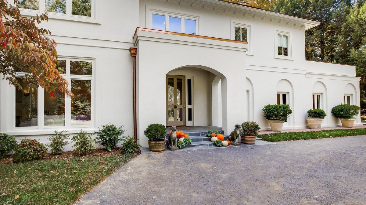 Indian Hills House | Luxury Accommodations. Spacious Villa Home