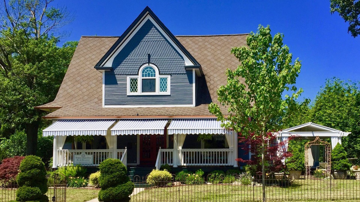 Three Oaks House | Luxury Accommodations for 14 Guests Near Journeyman Distillery and More!