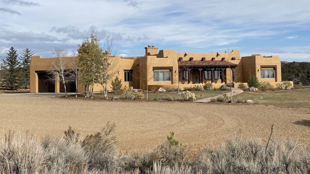 Marvel House | Luxury Adobe Style Ranch House. Bring your dogs and horses!