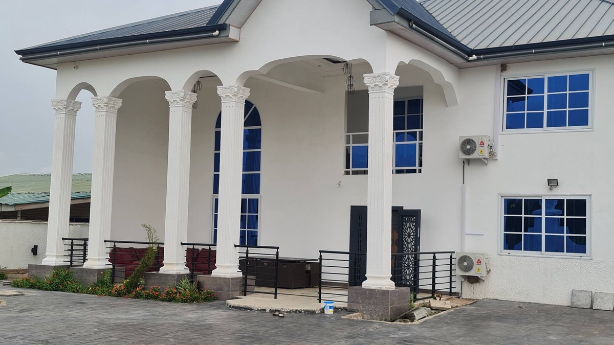 Nungua Cabin | Luxury Airbnb for your holiday enjoyment. Price display is per room.