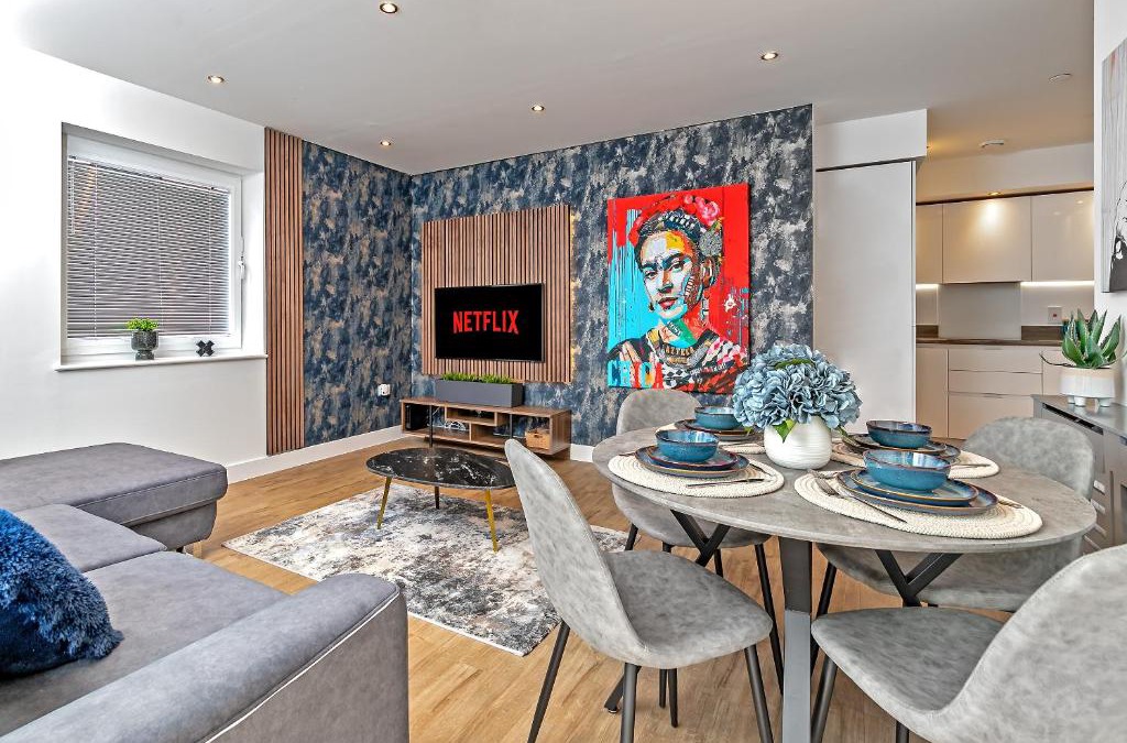 Luton Apartment | LUXURY AIRPORT SUITE, FREE Parking, FANTASTIC Location, Close To Airport, Train Station And Town Centre