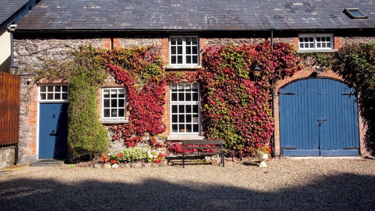 Sixmilebridge House | Luxury and elegant lakeside lodges, Boating activities and pet friendly.n