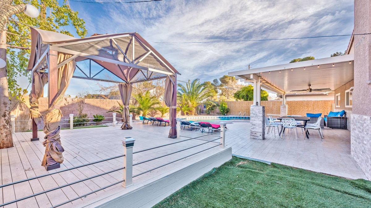 Spanish Oaks Villa | Luxury and exclusive villa 2 miles from the strip