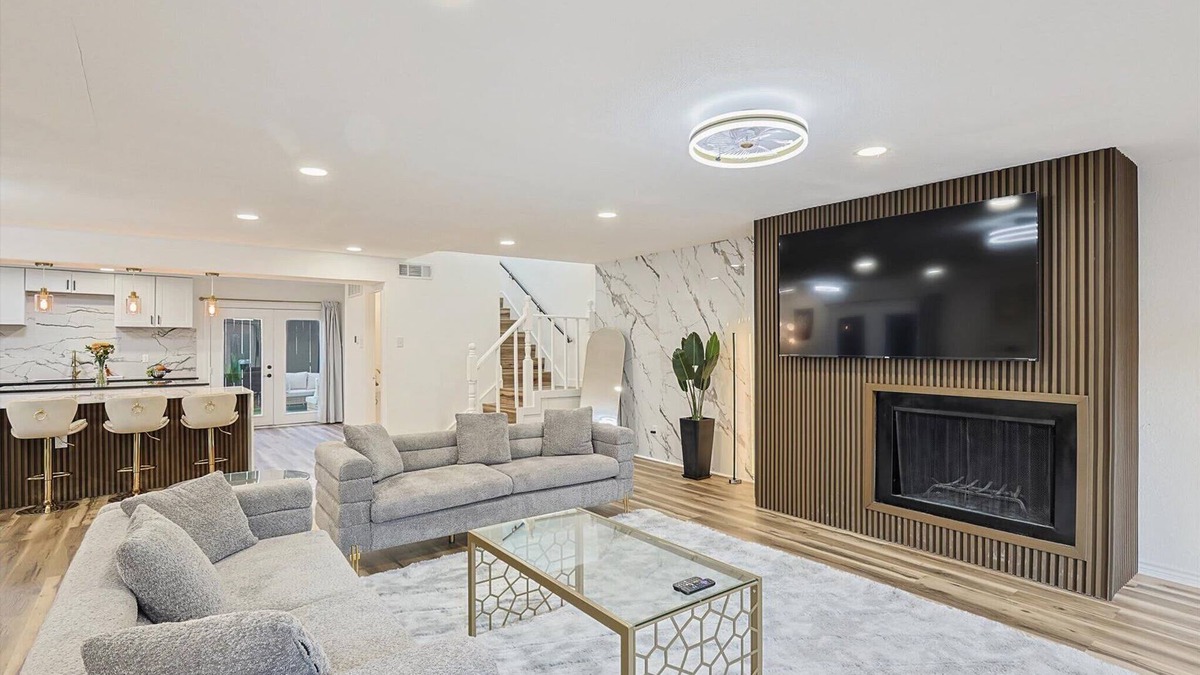 Northwest Dallas House | Luxury and Modern Home with Hot Tub