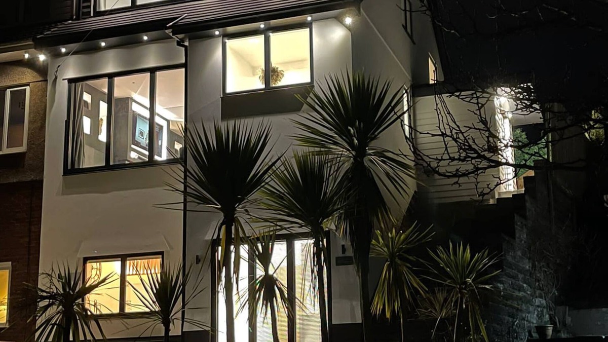 Mumbles House | Luxury and Modern property with panoramic sea views and hot tub