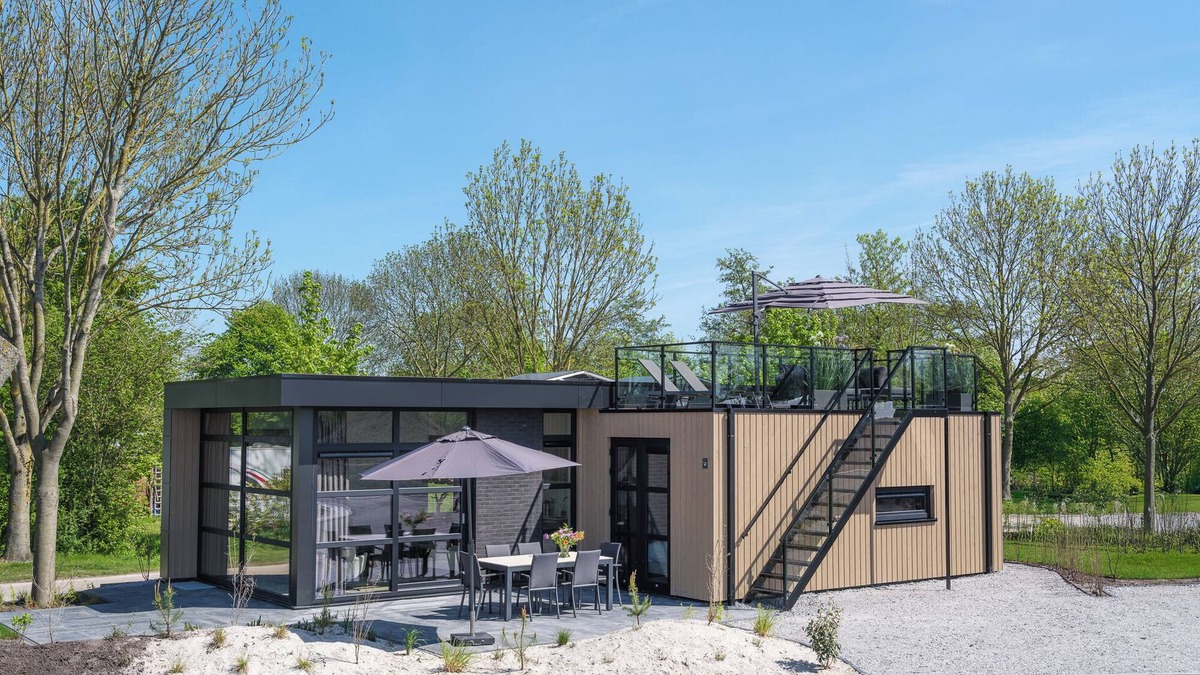 Workum House | Luxury and space for 6 people: this villa has three bedrooms, two bathrooms, and a sunny roof patio to relax.