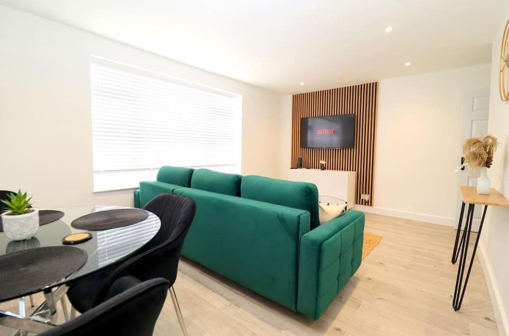 Tea Green Apartment | Luxury Apartment 5 mins to Luton Airport Sleeps 4