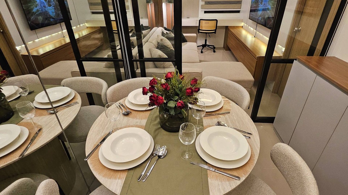 Paranaque Apartment | Luxury apartment at Bloom Residences with Balcony overlooking pool near NAIA/BGC