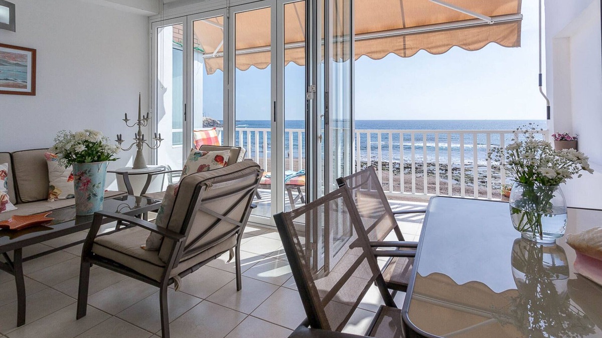 Melenara Apartment | Luxury apartment in front of the beach.