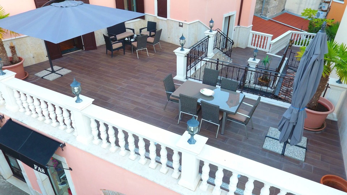 City Center Bed & Breakfast | Luxury Apartment in exquisite Bed & Breakfast Villa Hasi in center of town !