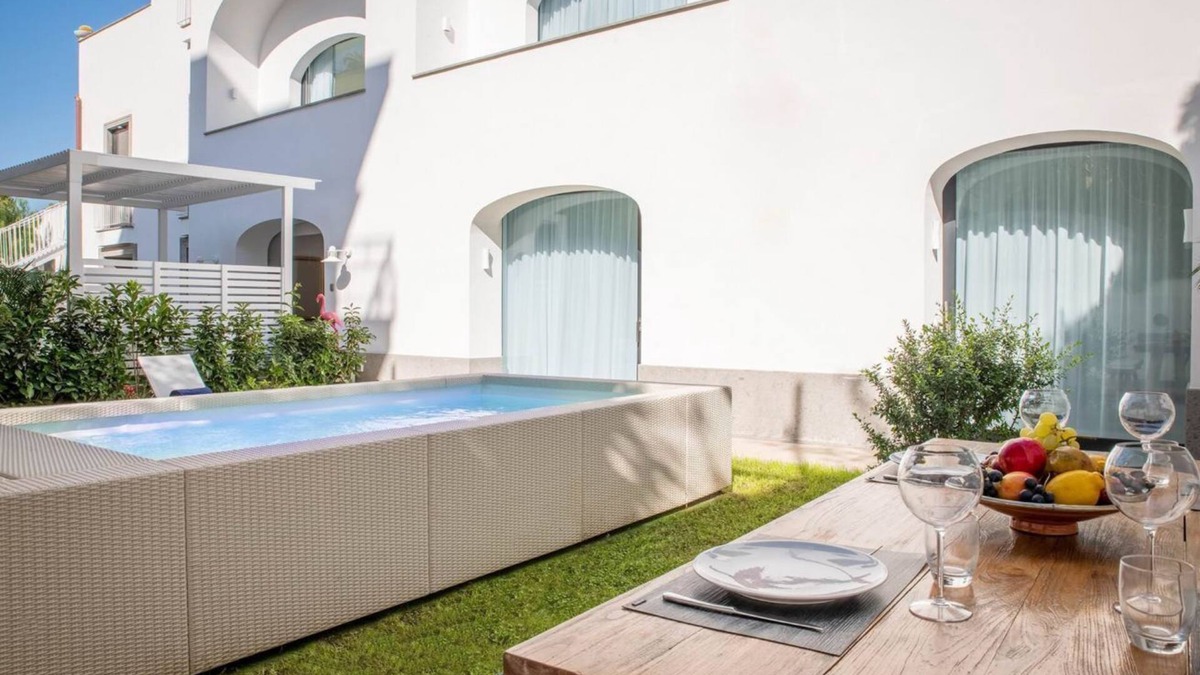 Sant'Agnello Apartment | Luxury Apartment with Garden and Pool