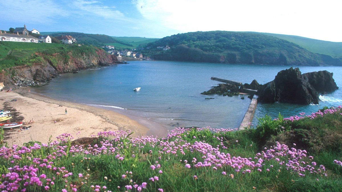 Hope-Cove Apartment | Luxury apartment just yards from the beach sleeps 6